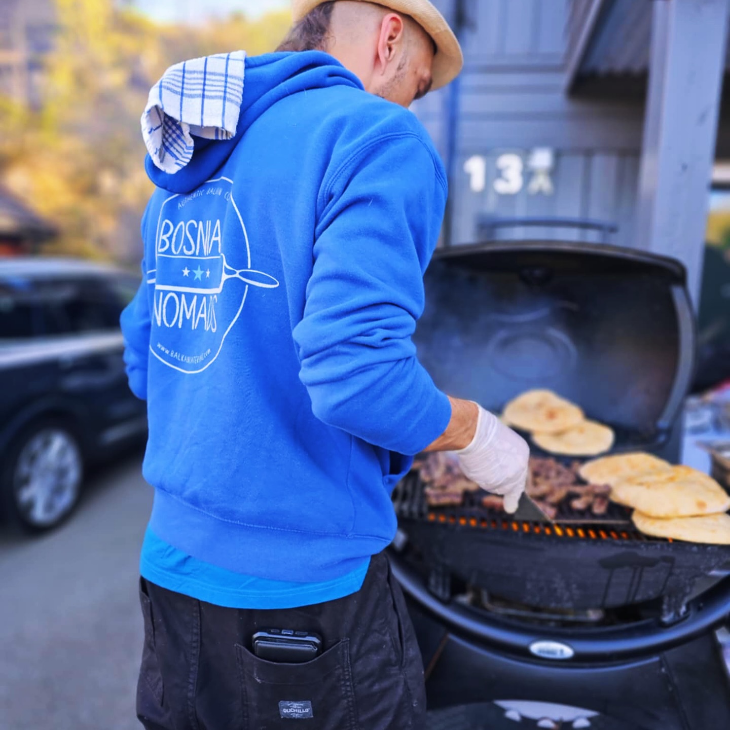 Bosnisk catering kokk som griller tradisjonell balkansk mat i Bergen