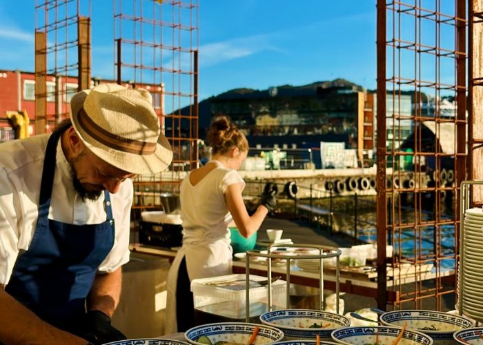 Bosnisk catering servering under arrangement i Bergen med tradisjonell balkansk mat